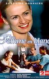 Une femme en blanc