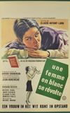 Une femme en blanc se révolte